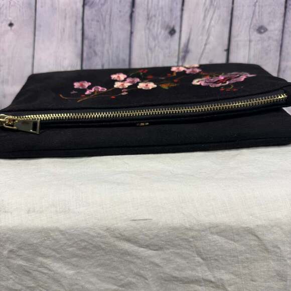 Embroidered crossbody with Chain. Suede Feel - Picture 4 of 8